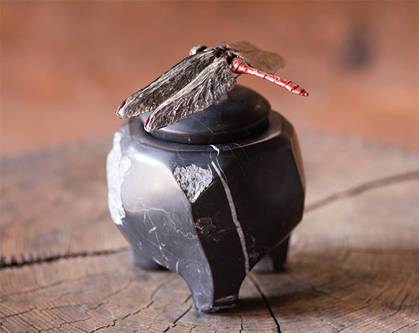 『マユタアカネの石製香炉』　10×9×h11.5cm 銀、ブロンズに色漆、黒大理石