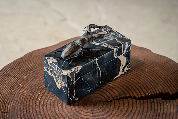 紺綬褒章受章 彫刻家【山崎正義】ブロンズ銅 『編み物をする人』高さ 約26.5㎝ 紺綬褒章受章 彫刻家【山崎正義】ブロンズ銅 『編み物をする人