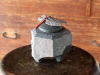 「マユタテアカネの石製香炉」　11×11.5×高さ12.5cm　銀、ブロンズに色漆、本小松石（真鶴産）