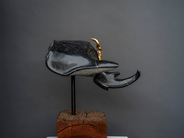 佐藤正和重孝 「アクタエオンの黒い兜」 31×45×h25cm+台座