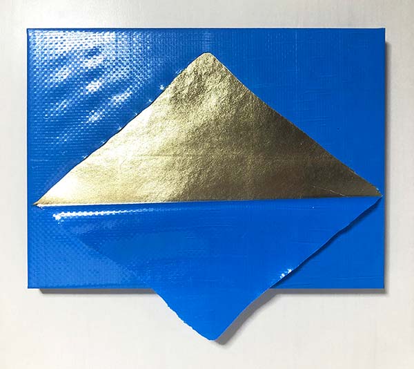 「Blue&Gold(Mountain)」　29.0×33.3cm　　木パネルに麻紙、金属箔、ブルーシート